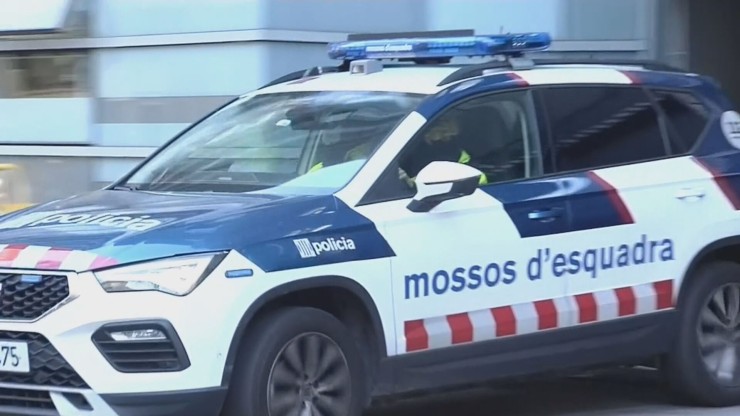 Un vehículo de los Mossos d'Esquadra traslada a Alves a prisión desde comisaría. / EFE