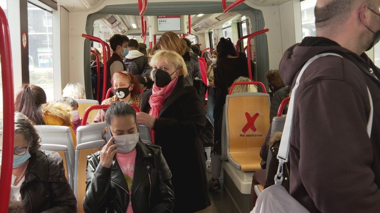 Imagen de archivo de gente con mascarilla en el tranvía de Zaragoza.
