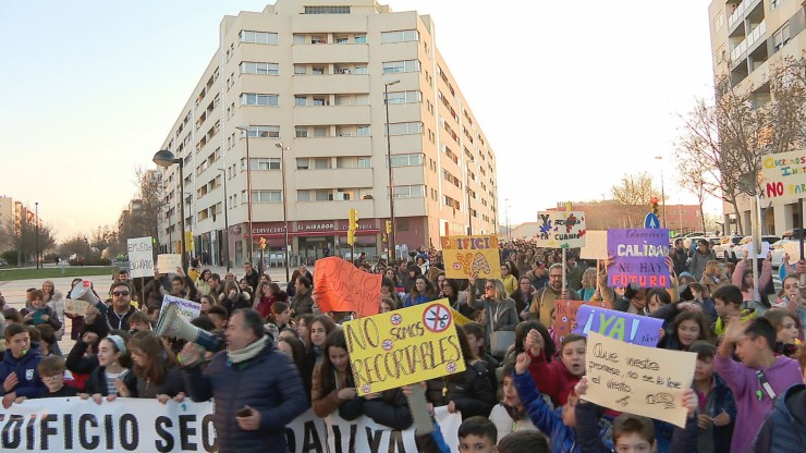 Movilización de familias del colegio Zaragoza Sur, en el barrio zaragozano de Rosales del Canal.