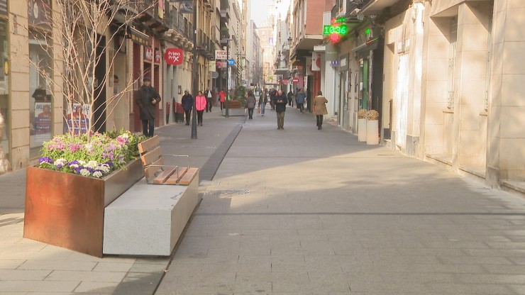 La calle de San Miguel de Zaragoza estrena reforma después de casi un año de obras.