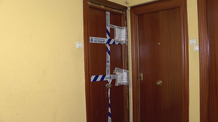 La puerta del piso en el que se ha producido el asesinato.