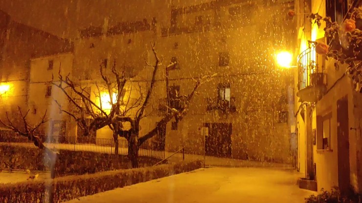 Nieve en Calaceite (Teruel) este martes. / Sandra Belmonte