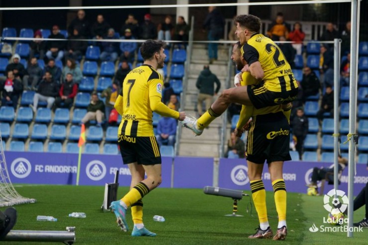 Los jugadores del Real Zaragoza celebran el gol ante el Andorra.
