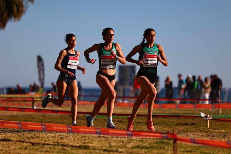 Cristina Espejo, en el centro, durante la prueba disputada este domingo. Foto: Playas de Castellón