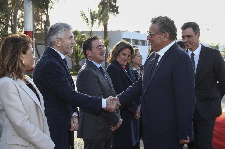 El presidente del Gobierno marroquí, Aziz Ajanuch, saluda al ministro del Interior, Fernando Grande-Marlaska, durante el recibimiento en el aeropuerto de Rabat antes de la cumbre hispano-marroquí. / EFE.