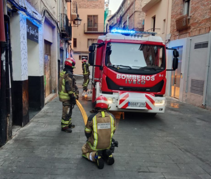 Los Bomberos de la Diputación de Teruel extinguido el incendio declarado en un piso del centro histórico de Teruel./ Diputación de Teruel.