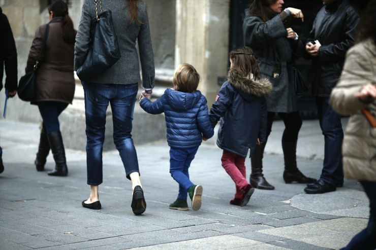 Niños paseando junto a su madre. / Europa Press.