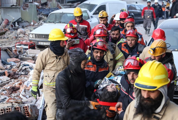 Los equipos de rescate continúan salvo a personas con vida. / EFE
