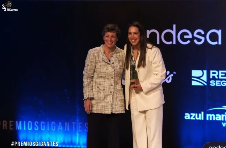 Lara González recoge el premio Gigante Femenino.