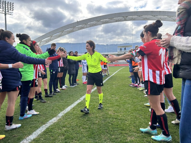 Marta Frías se despide de las jugadoras al finalizar el partido entre el Athletic y el Tenerife. Foto: Twitter RFEF.