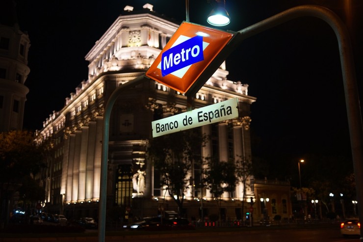 Imagen nocturna de la sede del Banco de España en Madrid. / Pixabay