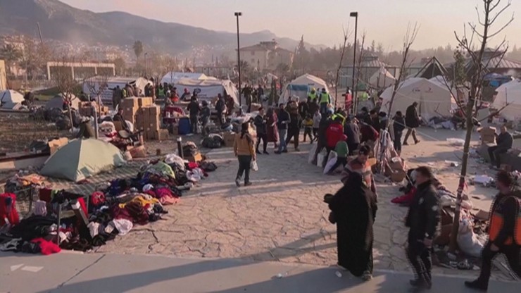 Miles de turcos y de sirios se han quedado sin hogar.