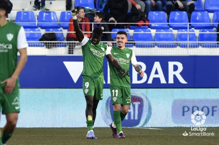 Samuel Obeng celebra junto a Joaquín su primer gol con la SD Huesca. Foto: LaLiga
