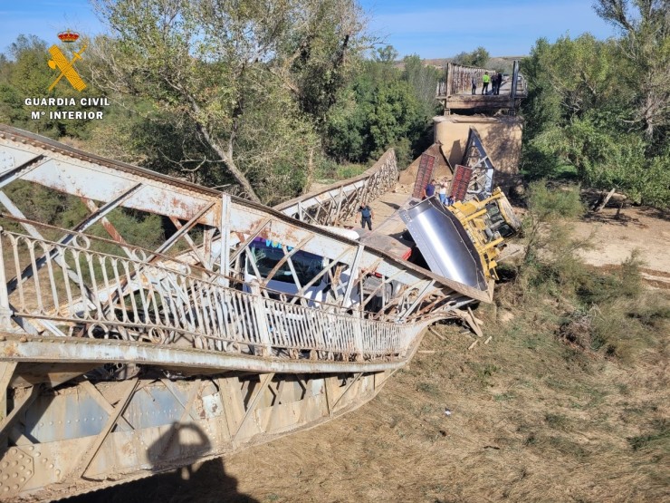 Así quedó el puente sobre el río Alcandre tras el paso del transporte especial. | Guardia Civil