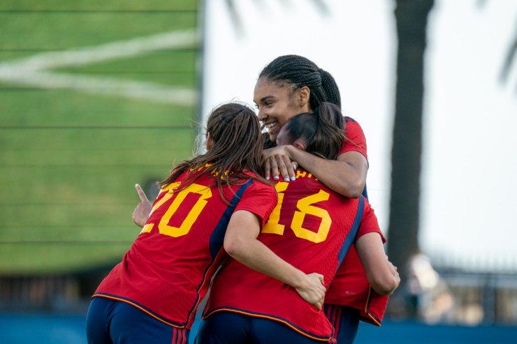 Las jugadoras de la Selección Femenina celebran uno de los tantos de la victoria ante Jamaica. Foto: Twitter RFEF.