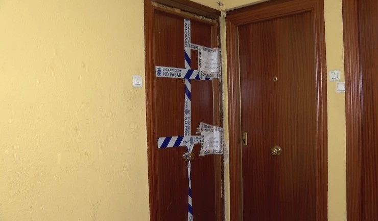 La puerta del piso en el que se produjo el asesinato.