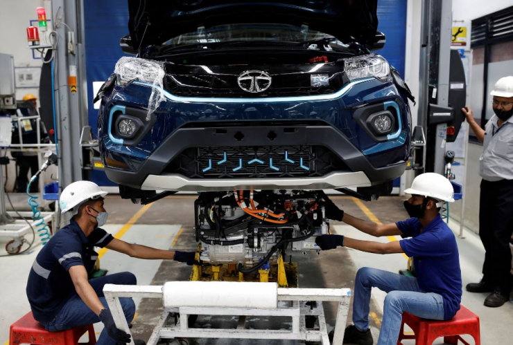 La empresa de baterías para coches eléctricos Tata podría abrir una fábrica en Aragón. / Reuters