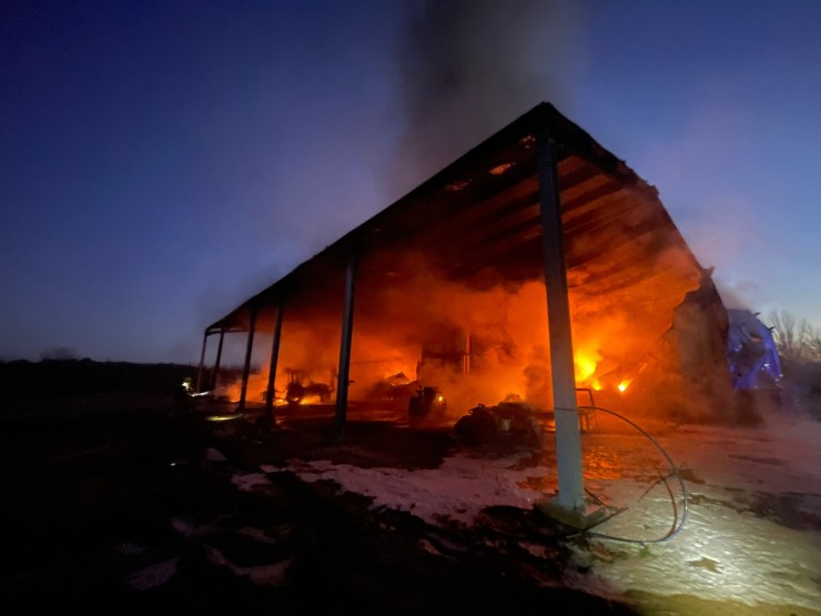 Incendio en una nave agrícola en Binaced (Huesca). / DPH