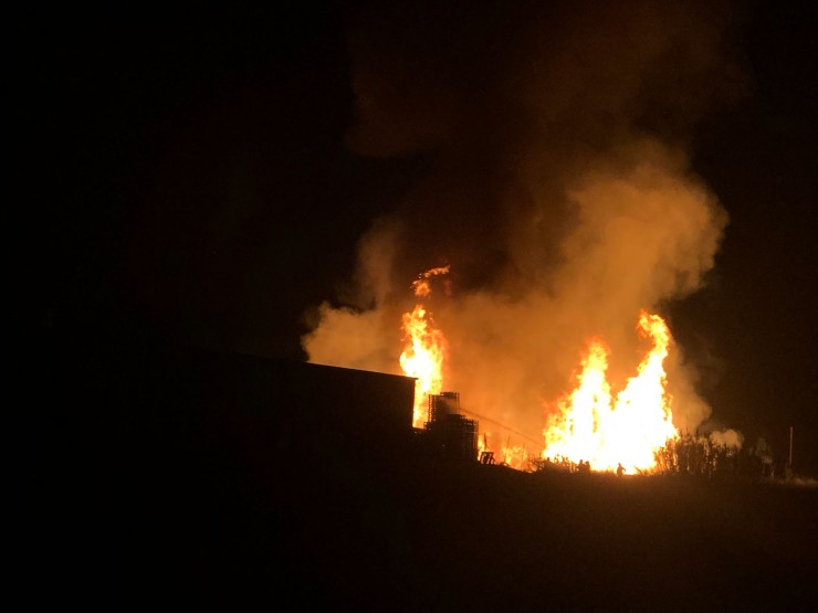 Incendio en una empresa de palets en Monzalbaraba (Zaragoza). / Silvia Romeo