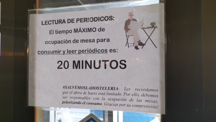 Cartel explicativo de la limitación de tiempo para leer la prensa en el bar 'El Chema'.