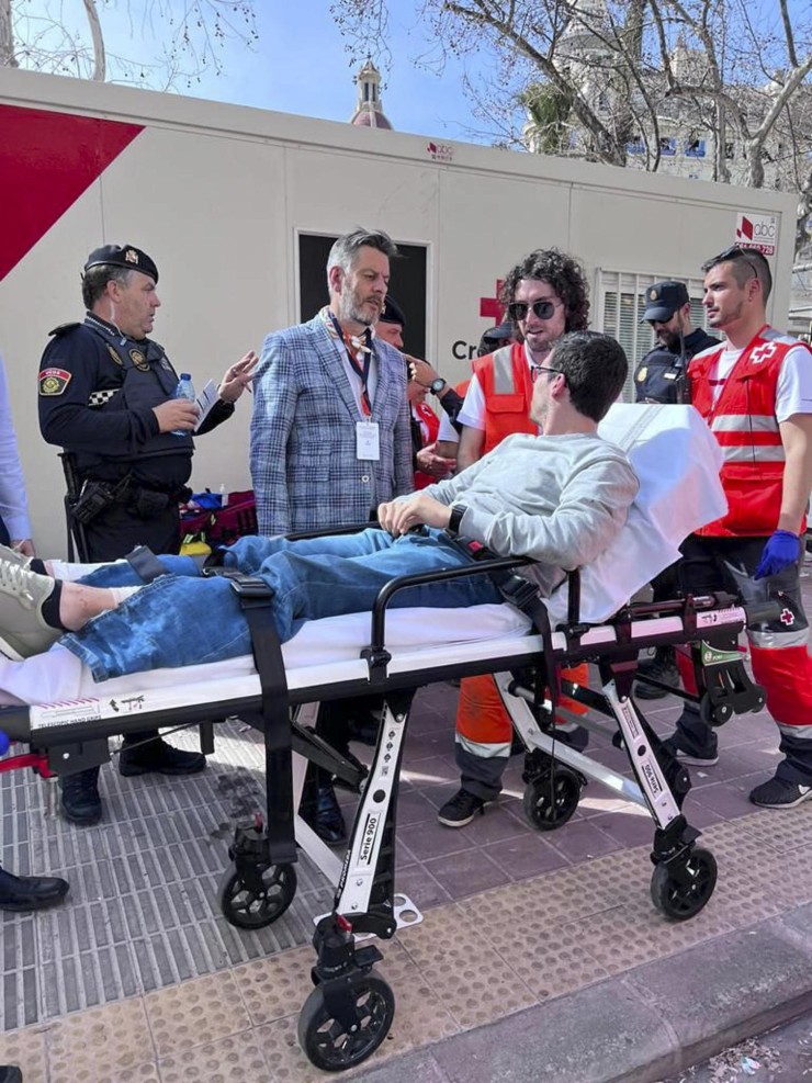 El desvío de una carcasa de la mascletà causa al menos 21 heridos en Valencia. / EFE