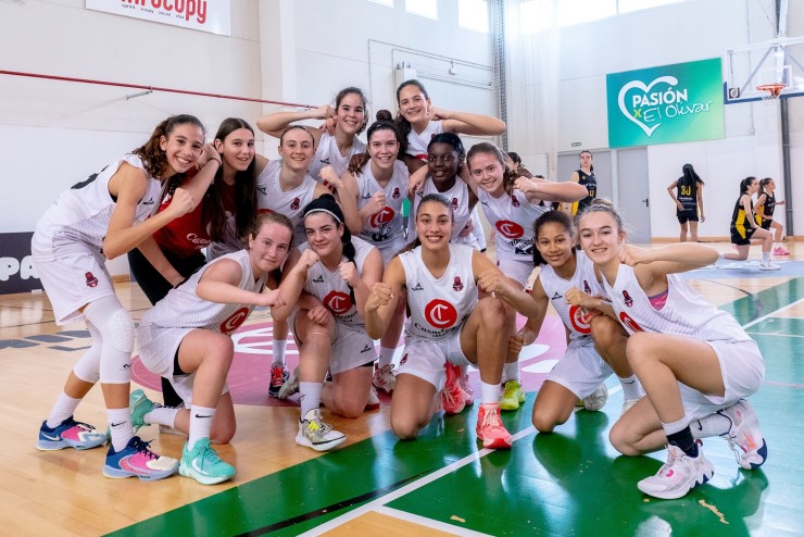 Las jugadoras del Infantil del Casademont Zaragoza femenino celebran su pase a las semifinales. Foto: FEB