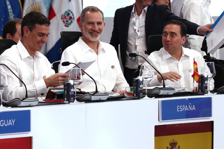 El presidente del Gobierno, Pedro Sánchez (i), el rey Felipe VI, y el ministro de Asuntos Exteriores, José Manuel Albares (d), en una de las sesiones de la Cumbre. (EFE/Moncloa/Fernando Calvo)