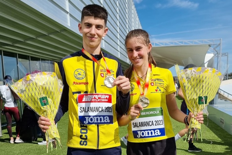 Aarón Gastón y Greta Guerrero, posan con sus medallas de campeones de España Sub-18. Foto: Alcampo Scorpio 71