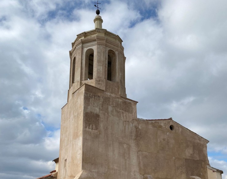 Campanario y parte de la fachada de la iglesia de Valmadrid. | Gobierno de Aragón