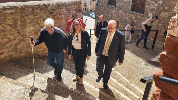 La consejera de Presidencia, Mayte Pérez, en su visita a Monterde de Albarracín (Teruel). / Gobierno de Aragón