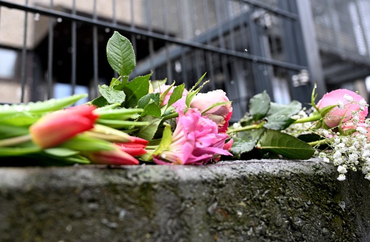 Flores en recuerdo de las víctimas. / EFE (EPA)