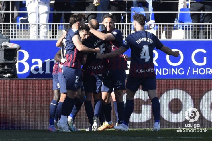 Los jugadores de la SD Huesca celebra el gol de Obeng ante el Real Zaragoza. Foto: LaLiga
