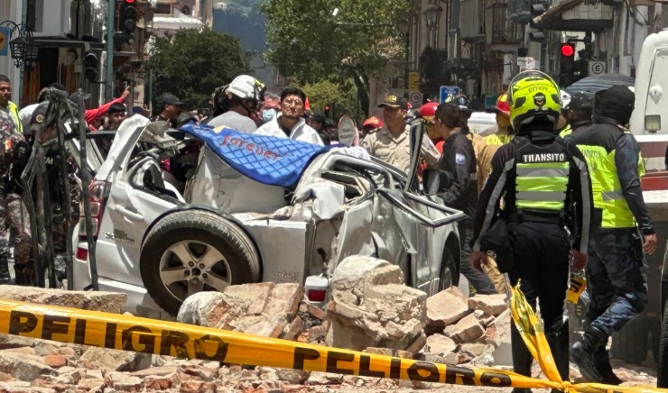 Personas observan los daños ocasionados por el sismo de magnitud 6,5 en la escala de Richter este sábado, en la ciudad de Cuenca (Ecuador). / EFE.