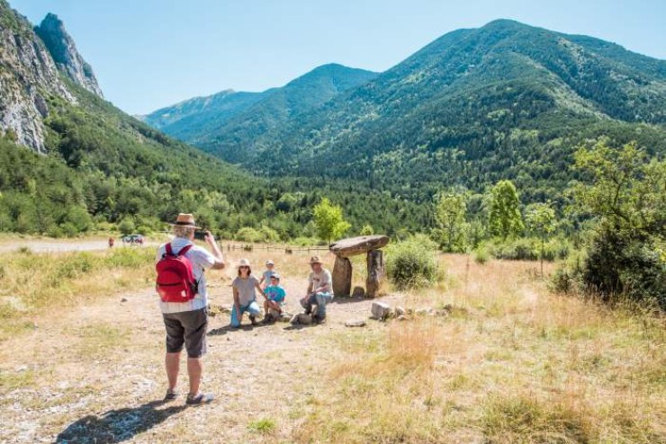 Una familia inmortaliza su visita al valle de Tena, en Huesca. / Turismo de Aragón