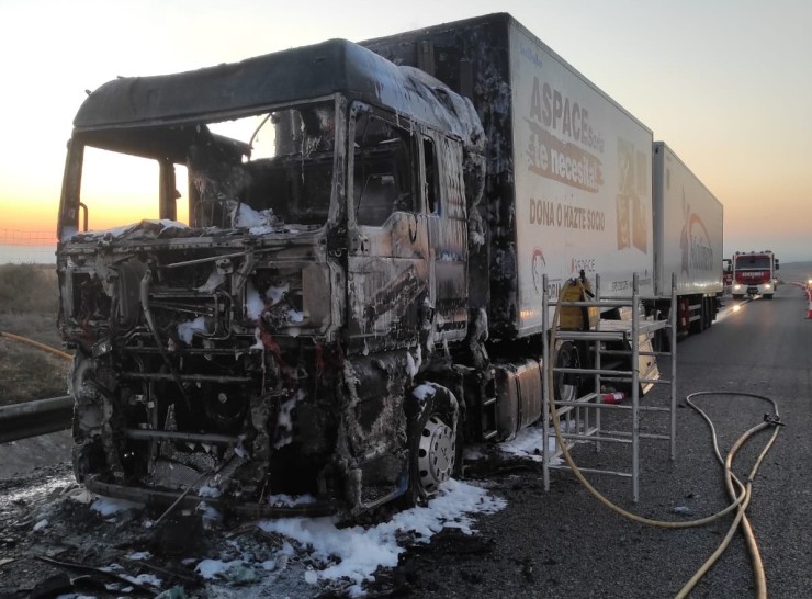 El incendio de un camión en la A-2 a su paso por La Muela ha obligado a cortar un carril de la autovía. | Guardia Civil
