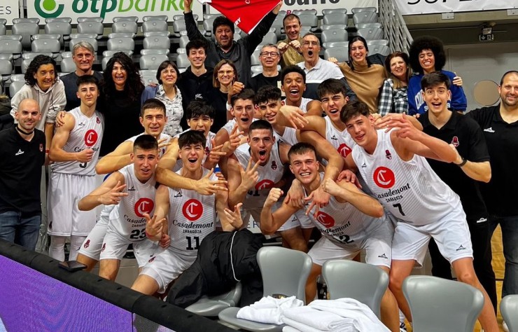 Los jugadores del Casademont Zaragoza junior celebran una de sus victorias en Zadar. Foto: Casademont Zaragoza