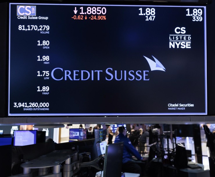 Pantalla de la cotización del banco Credit Suisse en la Bolsa de Nueva York./ EFE/EPA/JUSTIN LANE.