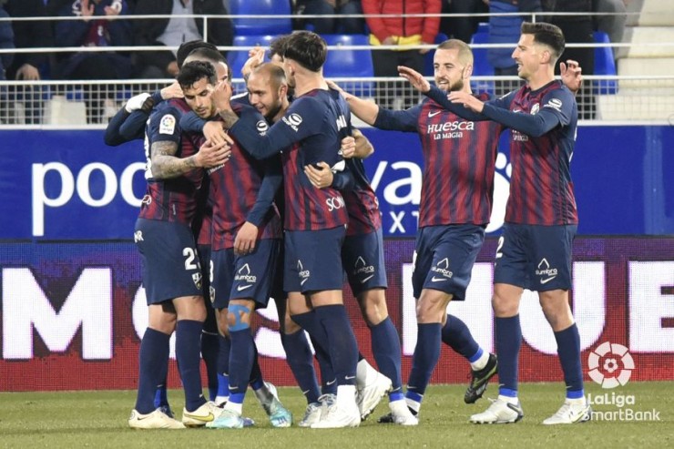 Los jugadores de la SD Huesca celebran el 1-0.