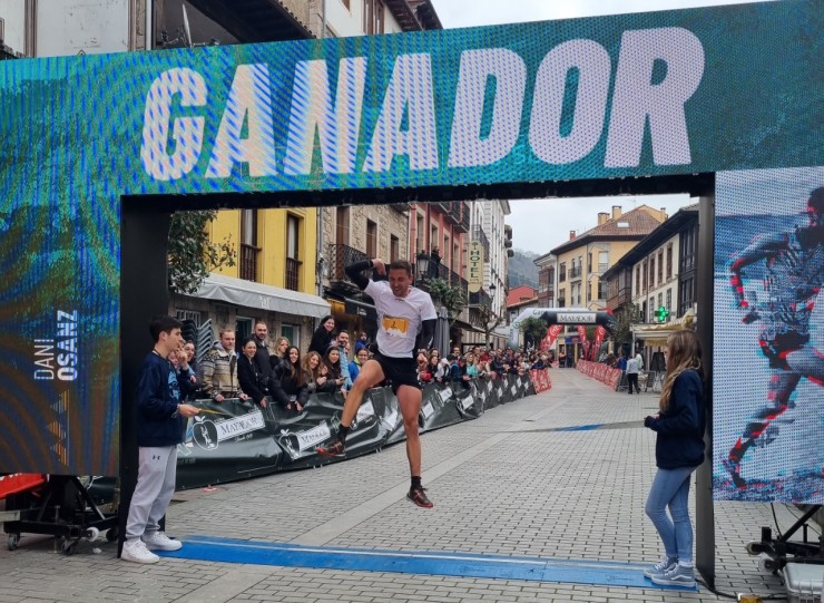 Daniel Osanz celebra en la meta asturiana su victoria. Foto: Kangas Mountain Classic