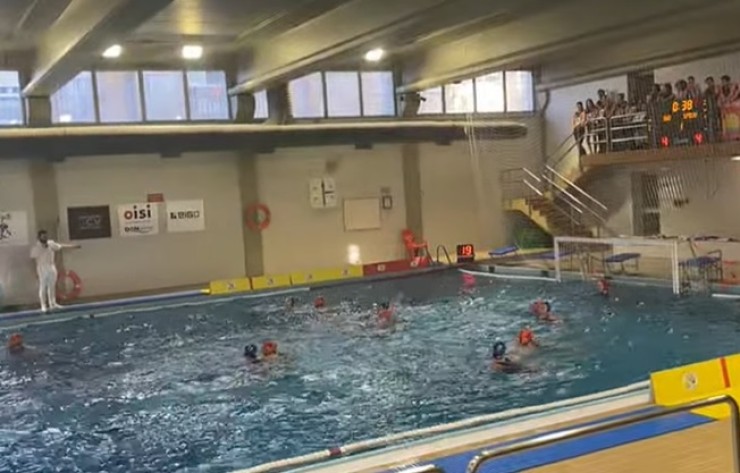 Una imagen del partido ante Sant Feliu disputado este sábado en la piscina de Bomberos.