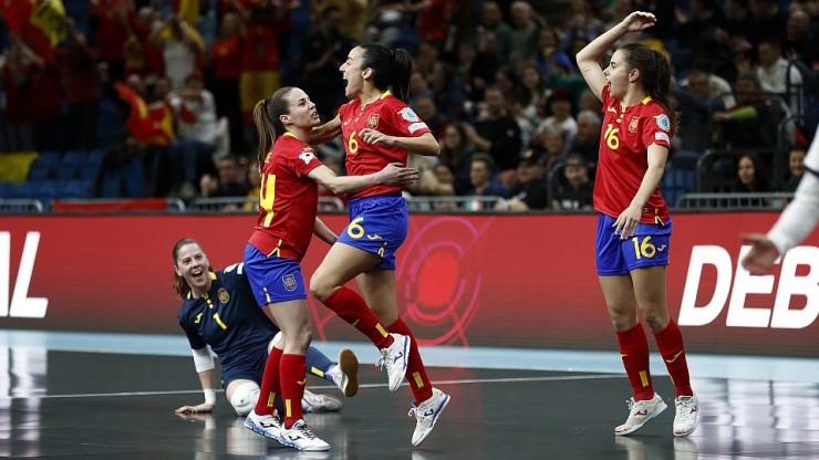 Las jugadoras de la selección española celebran su pase a la final. Foto: @SEFutbolFem