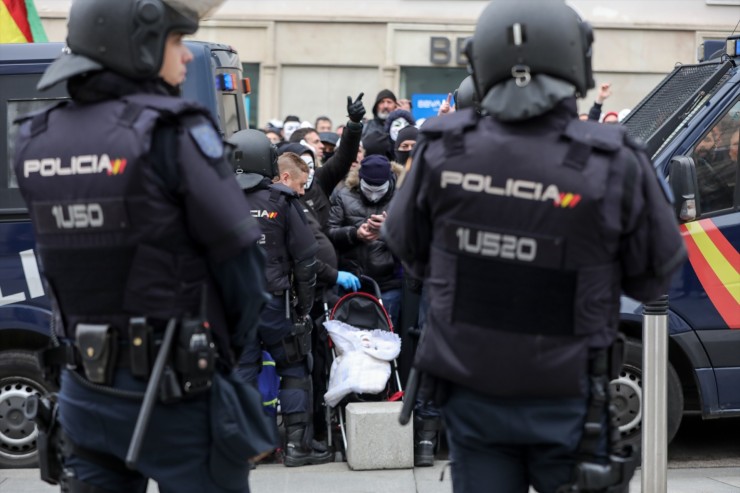 Agentes de la Policía Nacional frente a los manifestantes concentrados en el Congreso de los Diputados en marzo de 2020. / Europa Press.