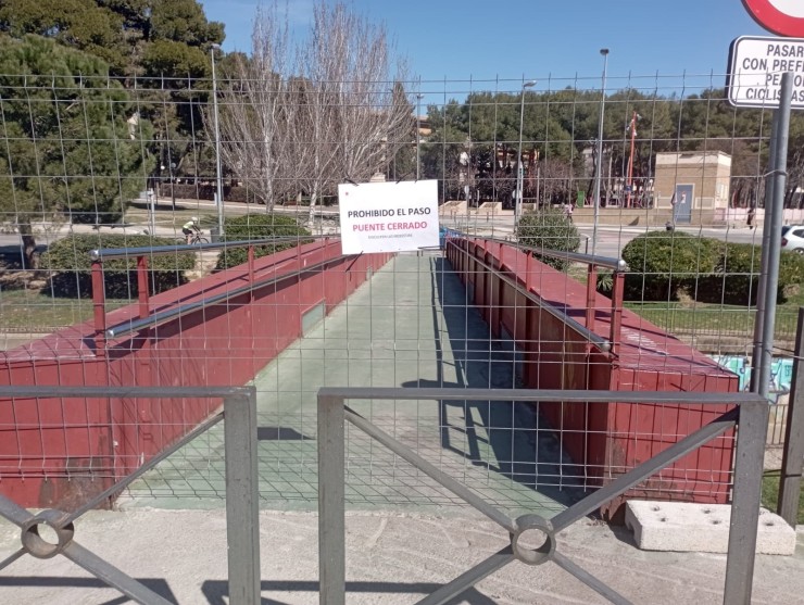 El Ayuntamiento de Huesca cierra por seguridad la pasarela sobre el río Isuela./ Ayuntamiento de Huesca.