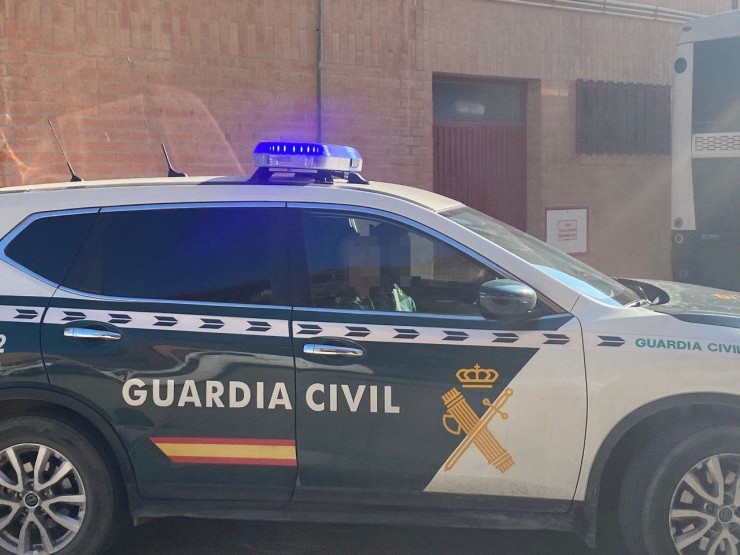 Momento en el que trasladan al detenido desde el cuartel de la Guardia Civil de Casetas. / Informativos Aragón TV.