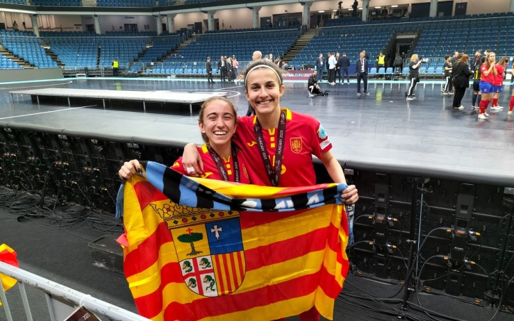 Irene Sampez (izquierda) y María Sanz (derecha) celebran su victoria en el Europeo. Foto: Intersala Zaragoza