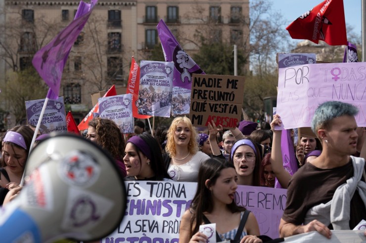 Momento de la manifestación estudiantil por el 8M en Barcelona. / Europa Press - David Zorrakino
