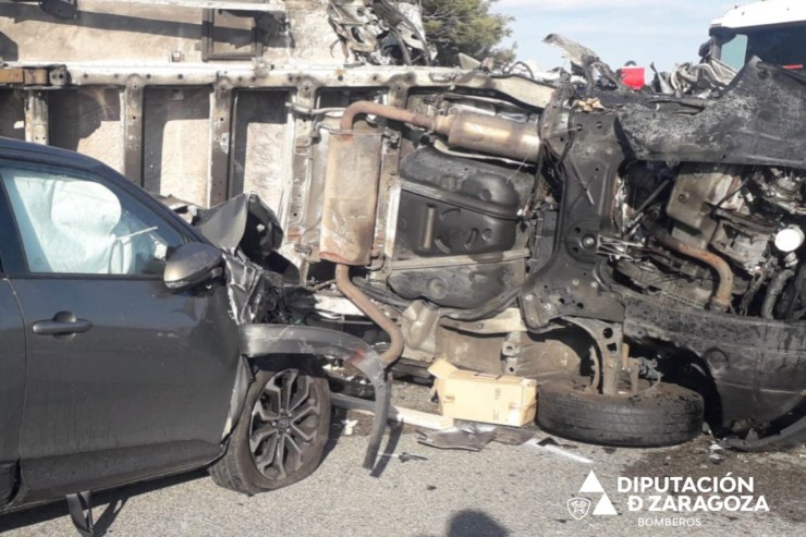 Estado de los dos vehículos tras el accidente./ Diputación de Zaragoza.