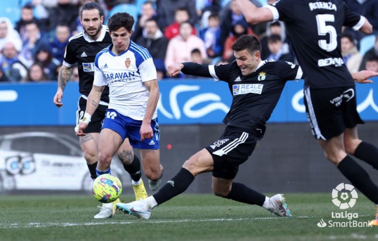 Simeone puja por un balón contra el Burgos CF. Foto: LaLiga
