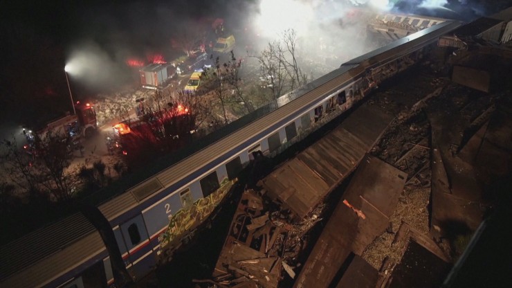 Los trenes se incendiaron como consecuencia del choque. / Reuters