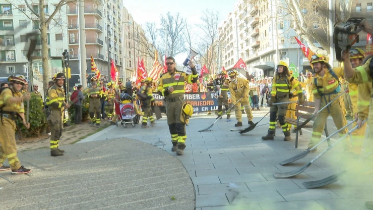 Trabajadores de las cuadrillas de extinción de incendios el pasado 12 de marzo en Zaragoza.